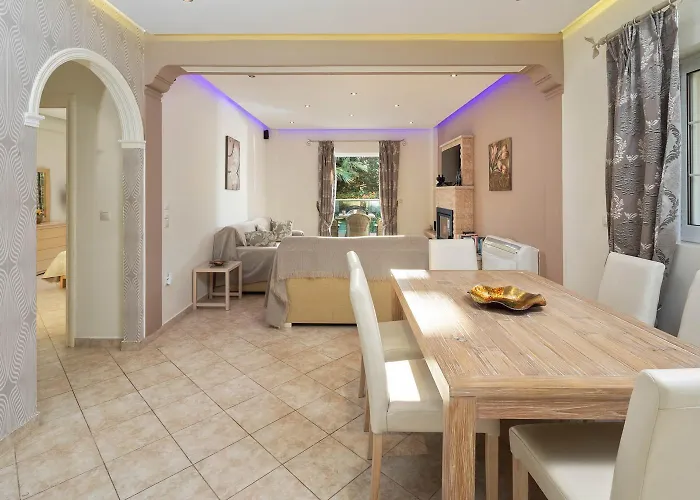 Erato With Private Swimming Pool Chalikounas