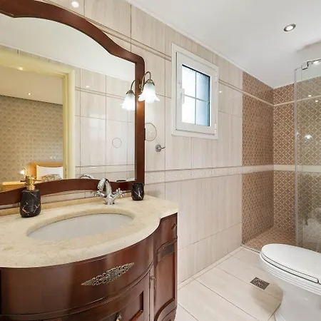 Erato With Private Swimming Pool *