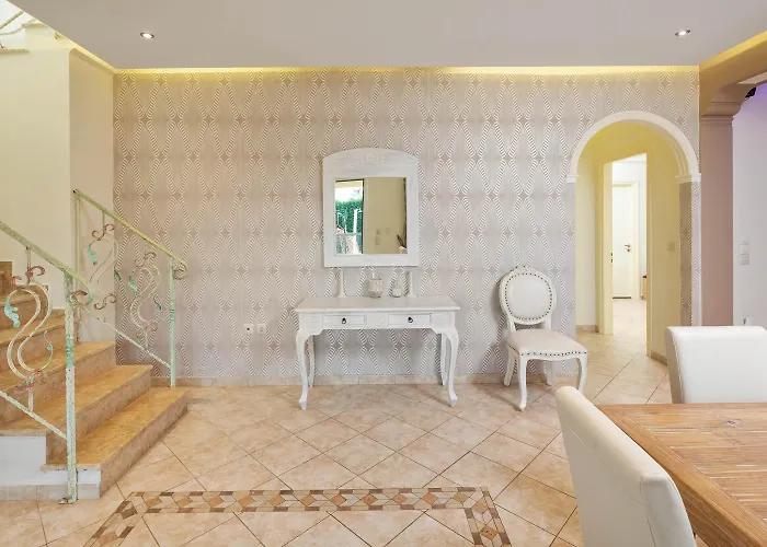 Erato With Private Swimming Pool فيلة