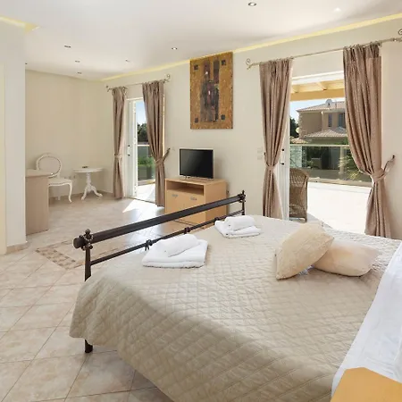 Erato With Private Swimming Pool